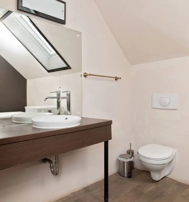 Vilă 5 dormitoare, 4 băi, 2 248mp teren, piscină. Preț: 229 000 E.
