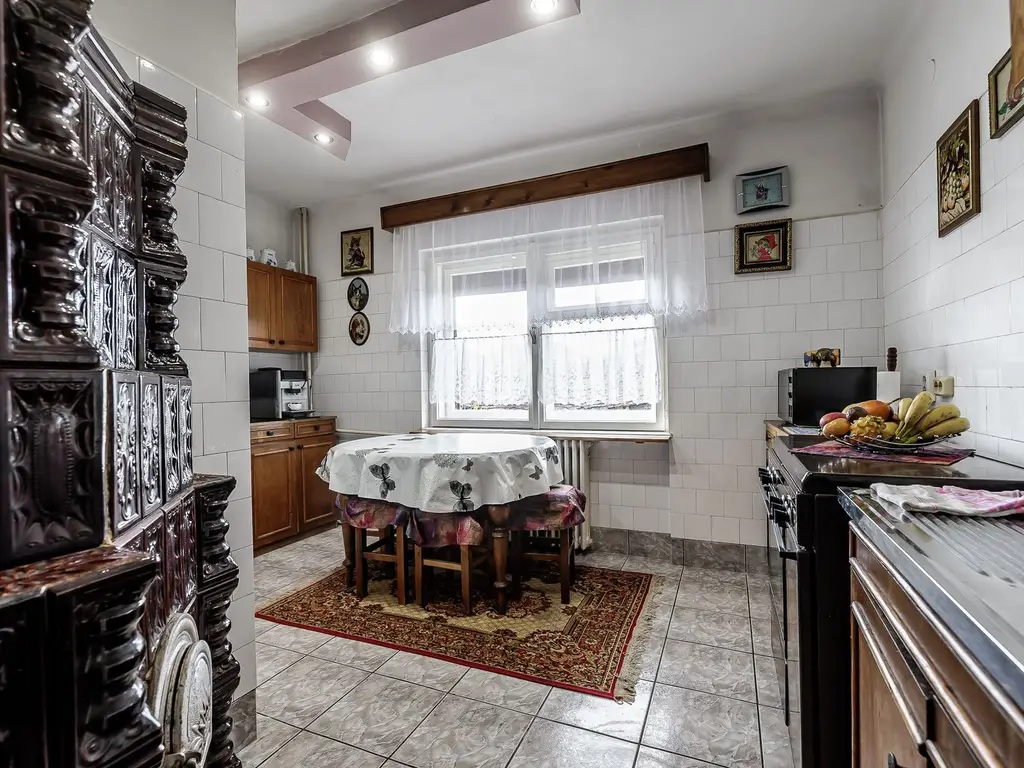 Casă din cărămidă cu 8 camere – zonă liniștită, LIPOVA