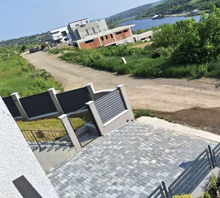 Casa Moara de Vant cu vedere superba spre lac si padure in zona SRU