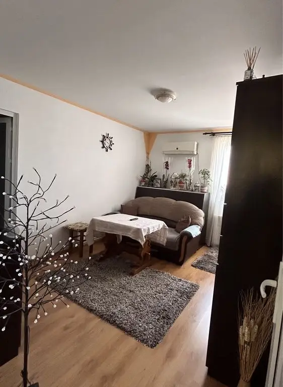 BRASADAS vinde casă cu etaj 8 cam 8 ari zona BOTIZULUI.
