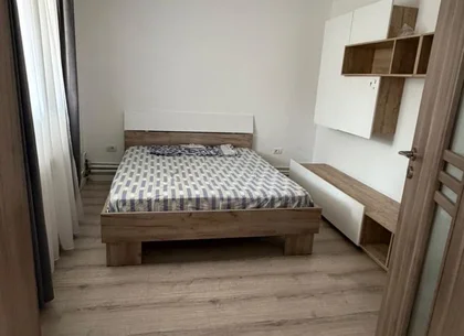 Închiriez casă individuală spațioasă 5 camere ( 200mp ) compusă din 2 apartamente cu intrare separată