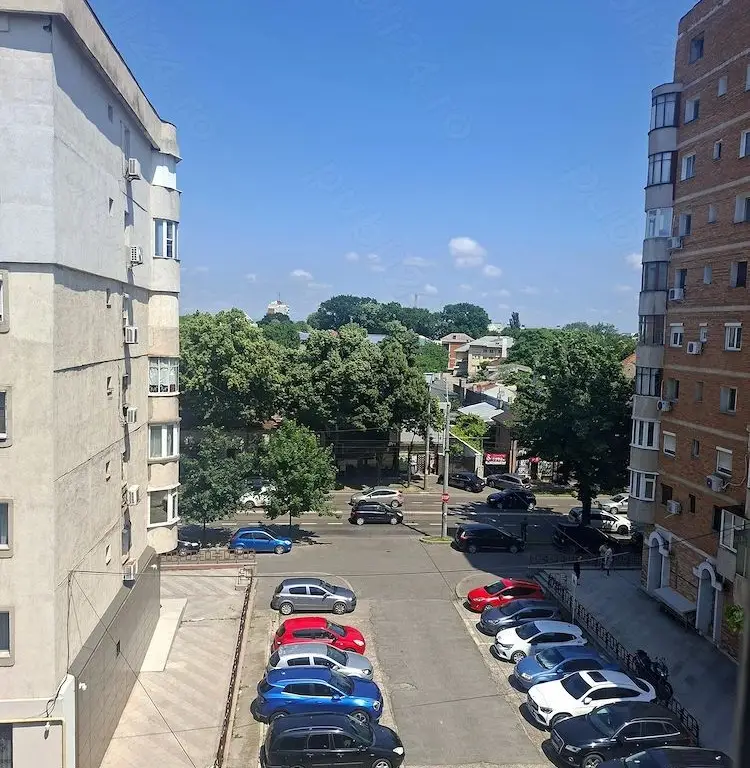 De inchiriat apartament 2 camere, Piața Centrală, et. 4, renovat, 450 eur