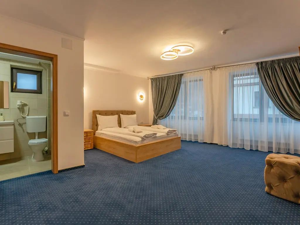 Pensiune Râșnov, 13 camere plus locuință proprietar, zonă Cetate