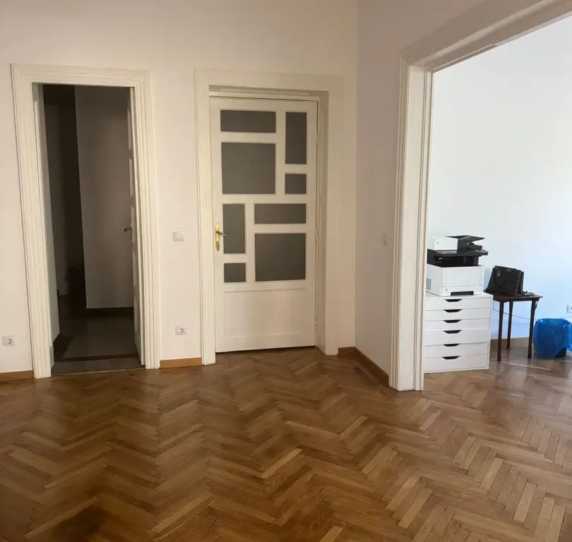 BRASADAS închiriază ap 3 cam etaj 1/3 Universitate.