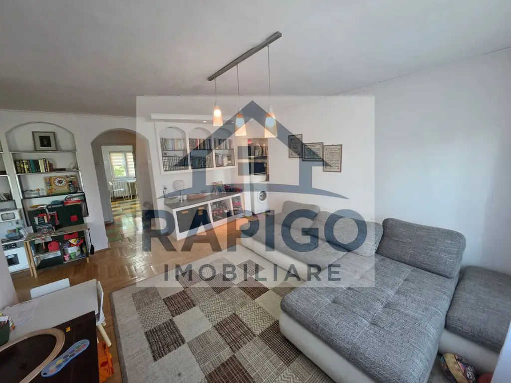 Vand apartament cu 4 camere aproape de centru
