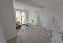 Apartament la parter cu balcon. Bucatarie separata. Loc de parcare