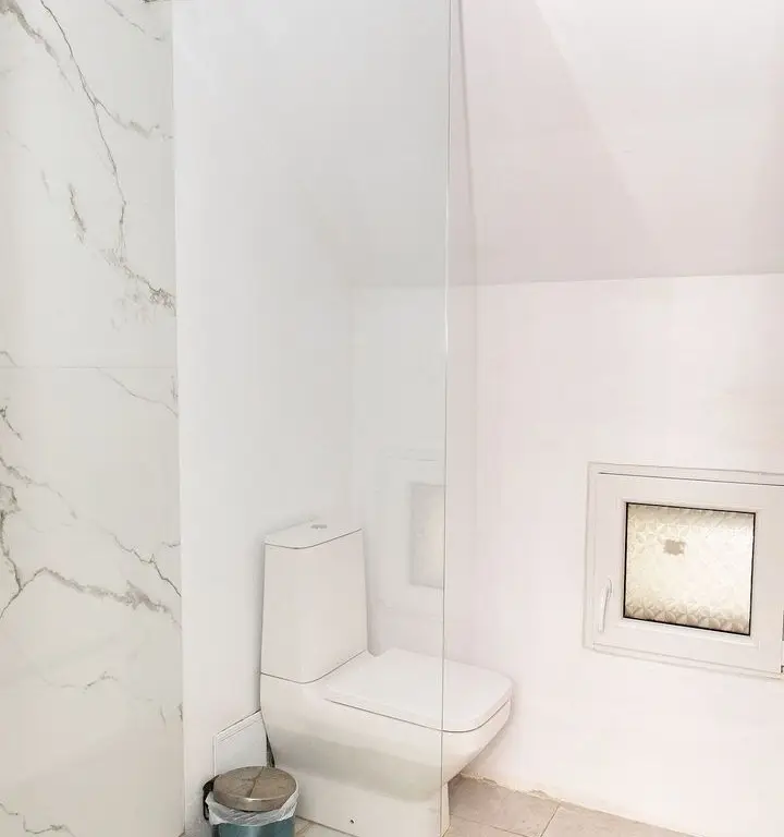 Vilă 5 dormitoare, 4 băi, 2 248mp teren, piscină. Preț: 229 000 E.
