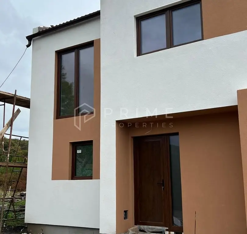 Casă nouă tip duplex izolat fonic în Livezeni