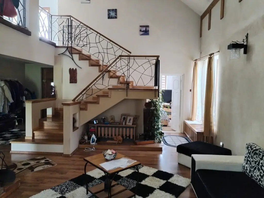 Persoană fizică vănd casă cu etaj strada.Moara de Vănt