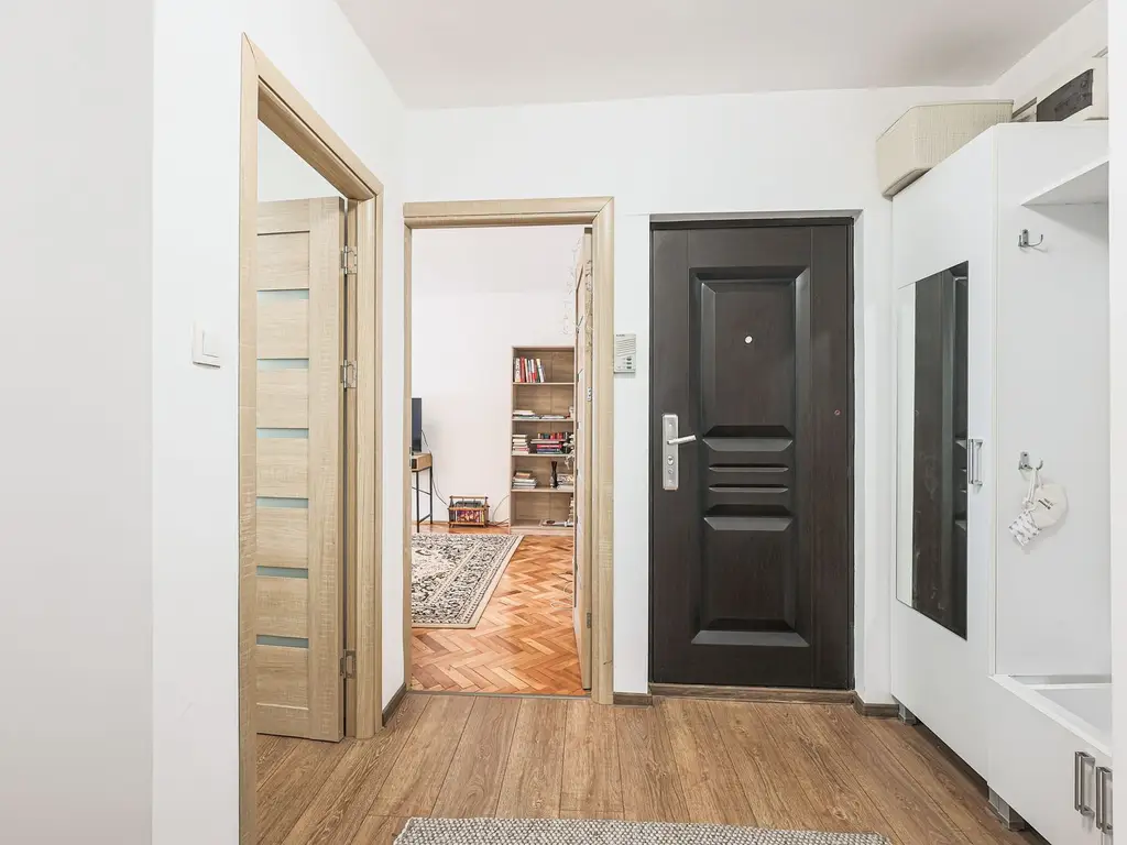Rezervat Apartament renovat, cu 2 balcoane, la Etajul 1 in Micalaca