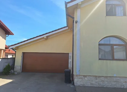 BRASADAS vinde casa individuala 8 cam teren 10 ari Unirii.