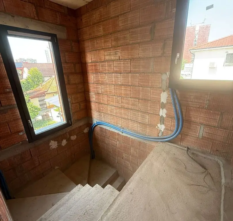 BRASADAS vinde Duplex zona Closca.