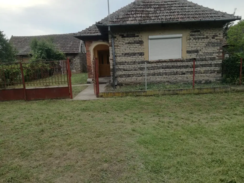 Ag BRASADAS vinde casa LOCUIBILA 3 cam teren 5.000 mp HOREA.
