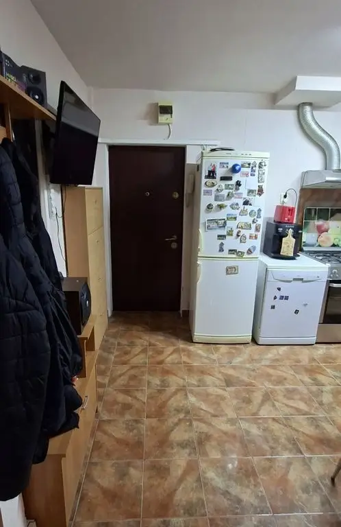 BRASADAS vinde ap 2 cam etaj 2 pe Botizului.