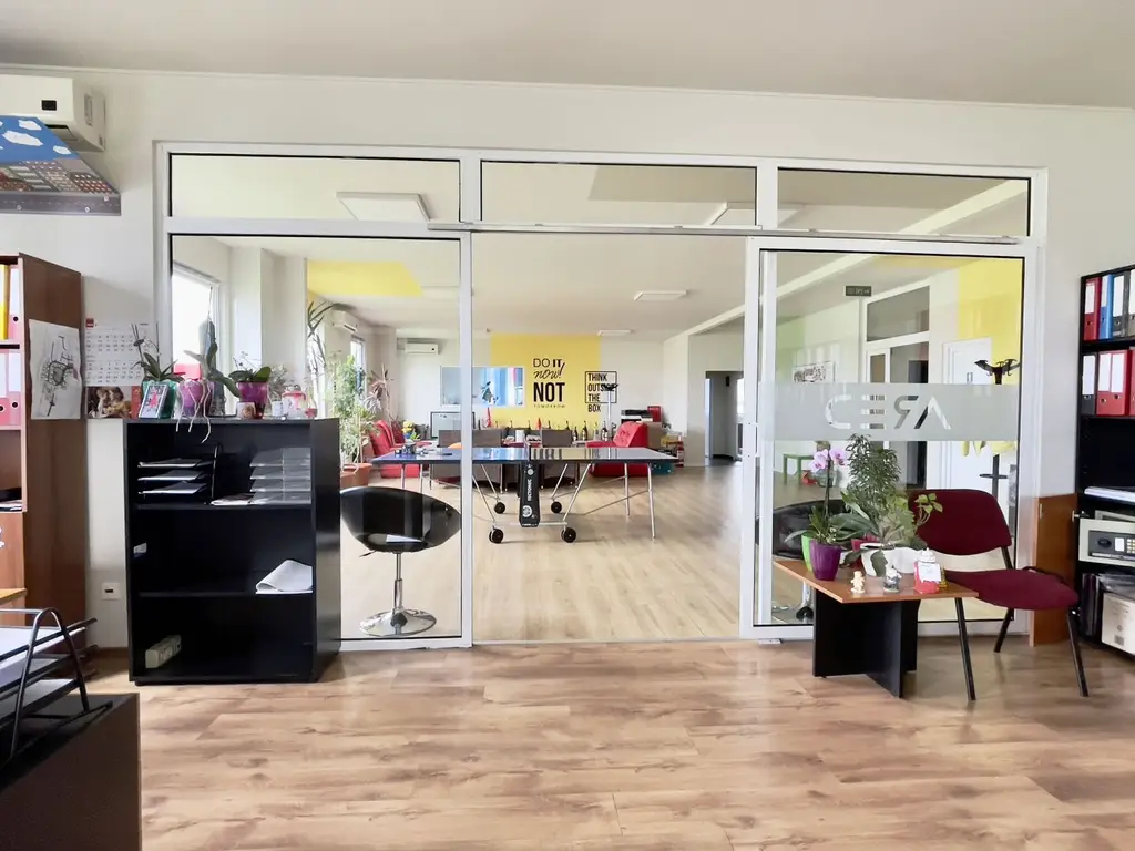 Cladire birouri - spațiu comercial cu parcări în incintă privată