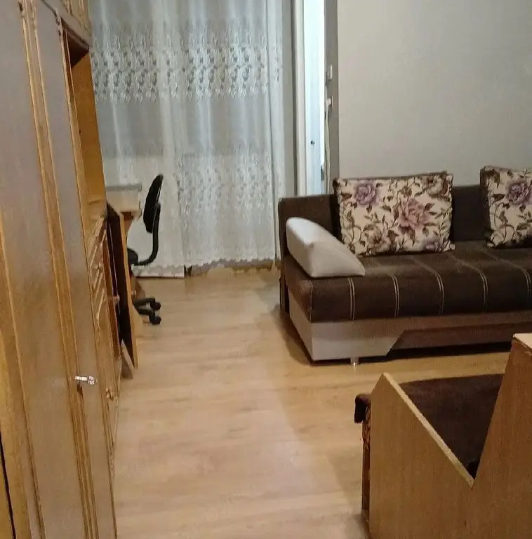 BRASADAS vinde garsoniera la etajul 3/4 pe Ostrovului.