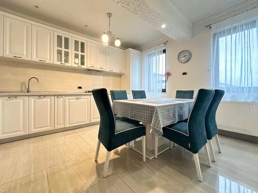 Vând apartament 3 camere 3 minute de Coresi complex ISARAN