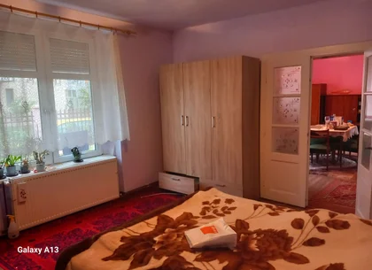 BRASADAS vinde casa 3 camere cu teren 4.5 ari în zona UNIRII.