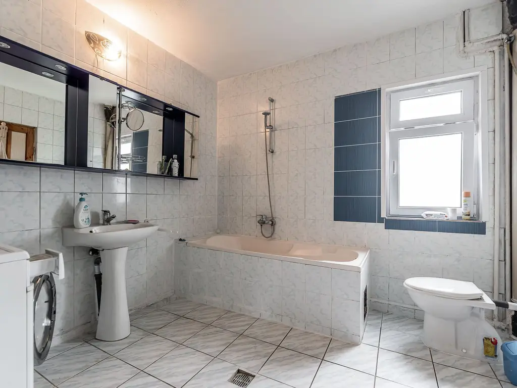 Casă construită în anul 2000, cu 5 camere Aradul Nou, Zona Tabacovici.