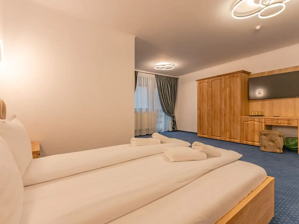 Pensiune Râșnov, 13 camere plus locuință proprietar, zonă Cetate