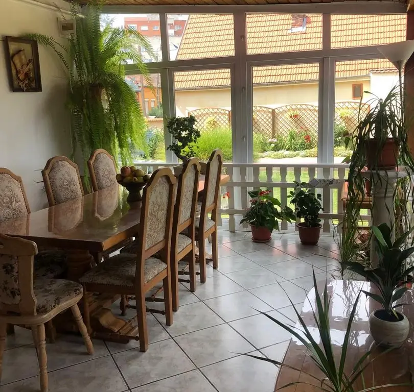 BRASADAS vinde casa cu 7 camere si teren 1100mp in zona Burdea.
