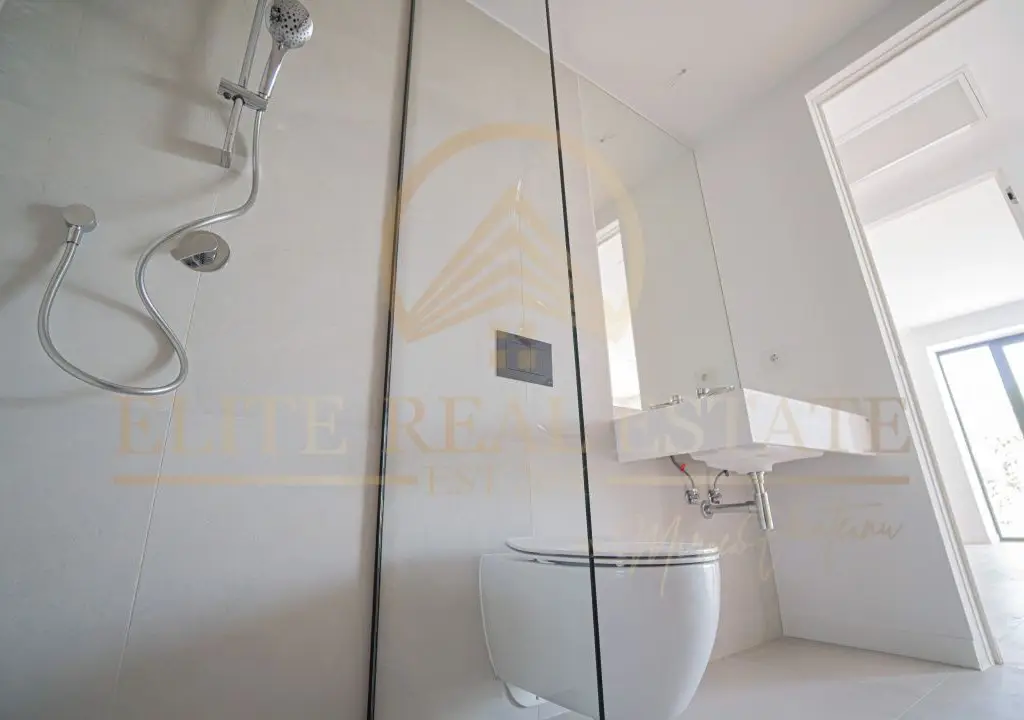 Stațiunea Mamaia - Vânzare apartament cu 2 camere, 2 bai cu vedere la mare.