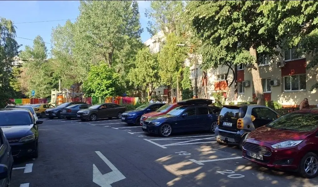 Vand ap 4 decomandat Sector 4 Straja -Drumul Gazarului-Bd. Brancoveanu
