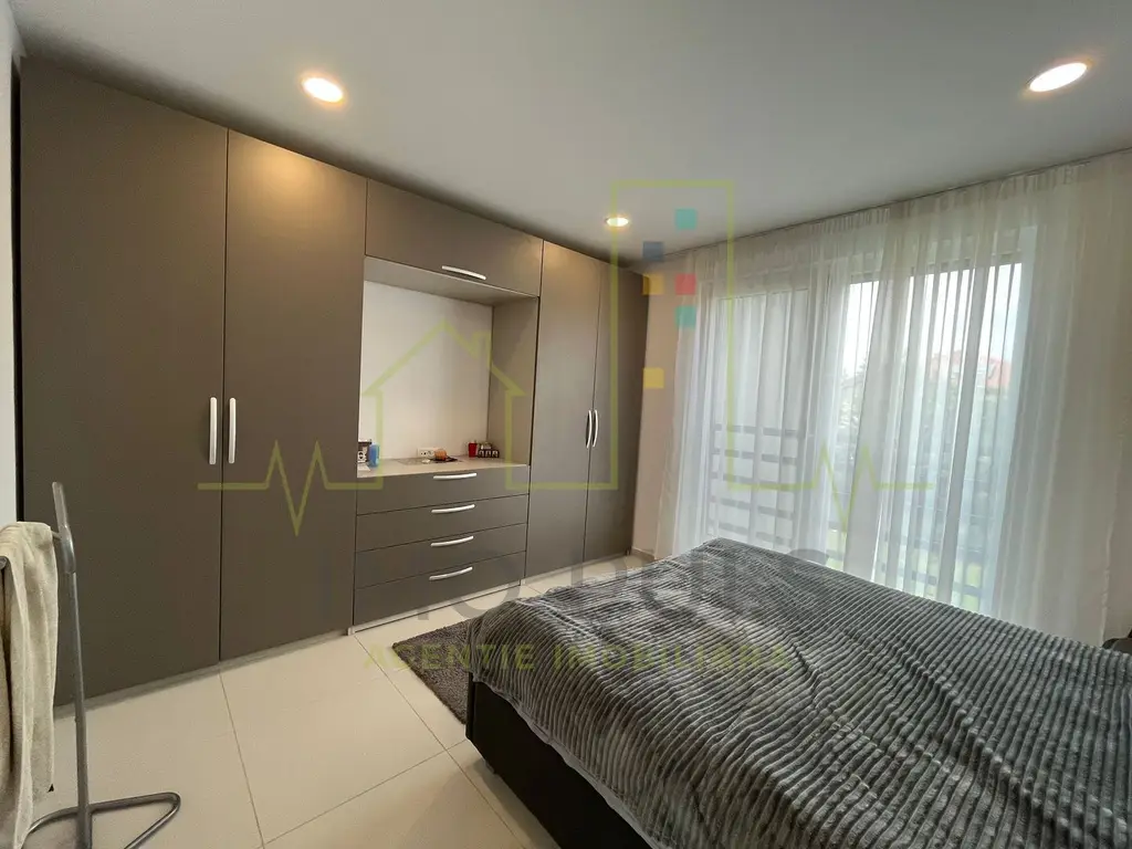 Apartament pe 3 nivele. Terasa 30 mp. 2 Balcoane. 2 Bai. Gradina