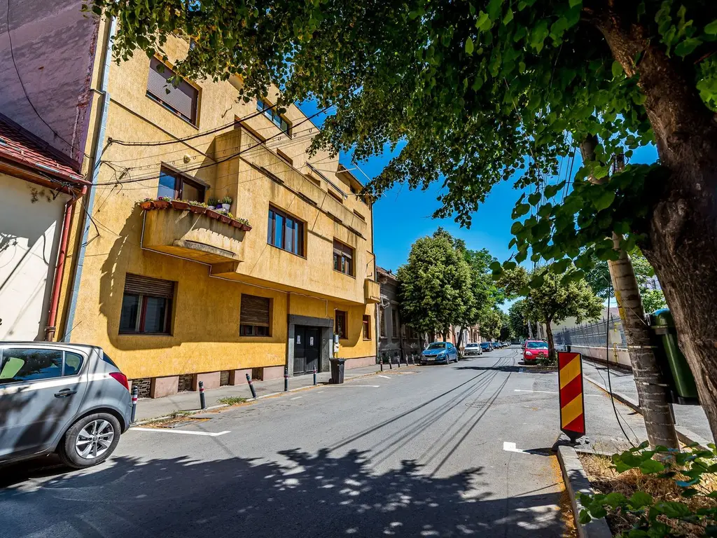 Apartament în centru cu acces auto și garaj propriu