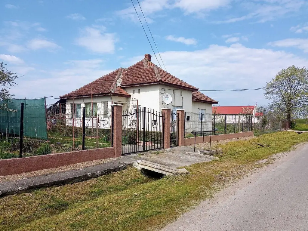 Casa de vanzare sau schimb cu apartament