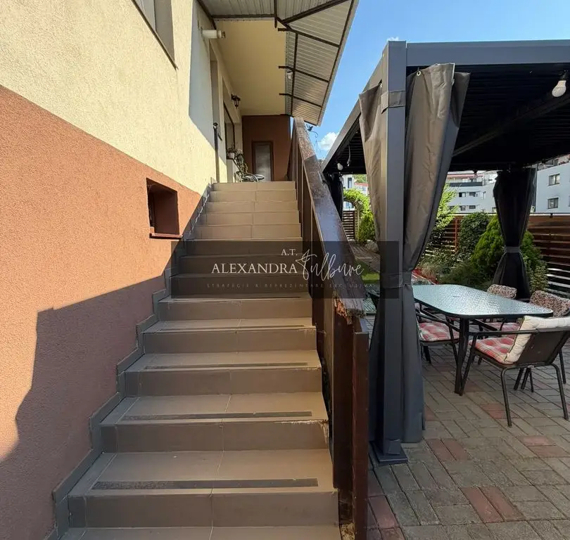 Apartament 3 camere, curte, boxa, parcare, Sub Cetate