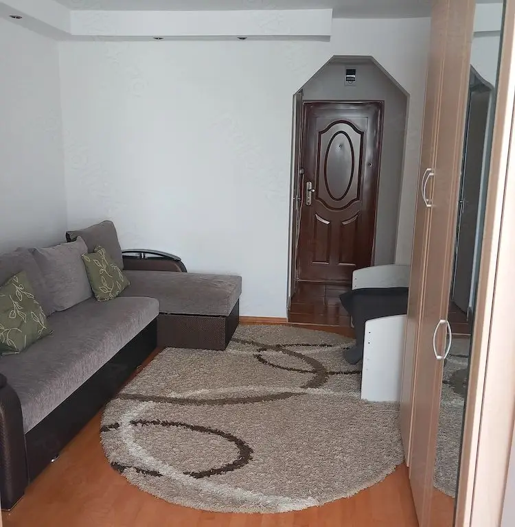 BRASADAS vinde garsoniera pe Ostrovului la etajul 2/4.