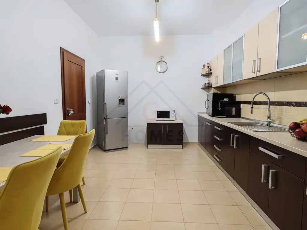 Casa mare. Posibil si clinica, camin batrani, invatamant, sediu firma.