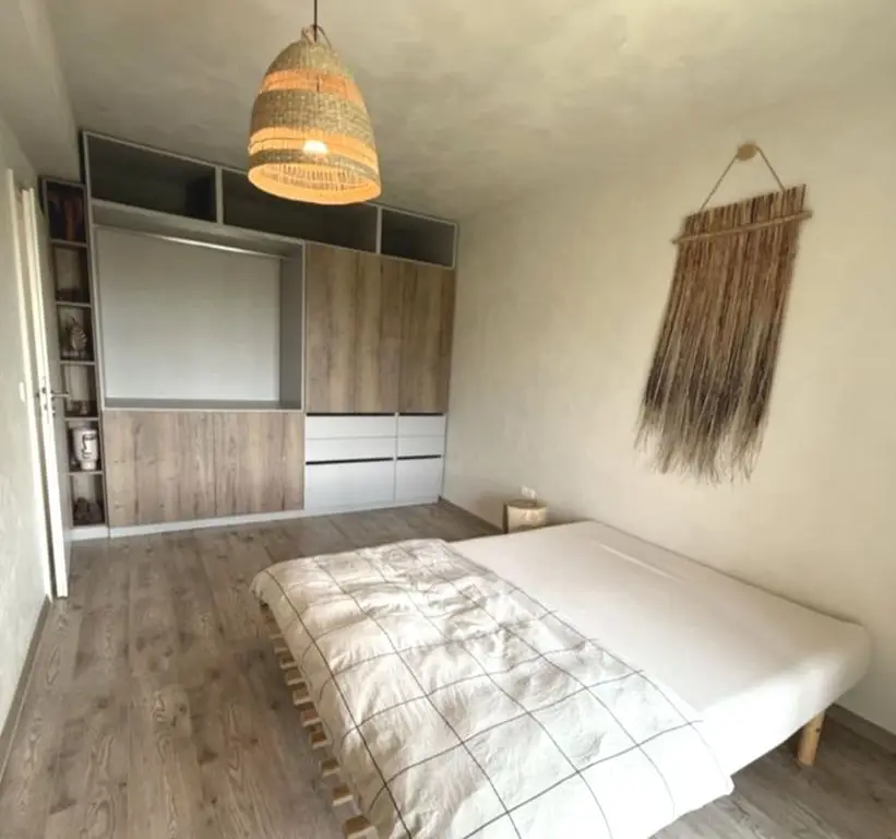 Apartament 2,5 camere chic cu grădină balcon vitrat și mobilier premium