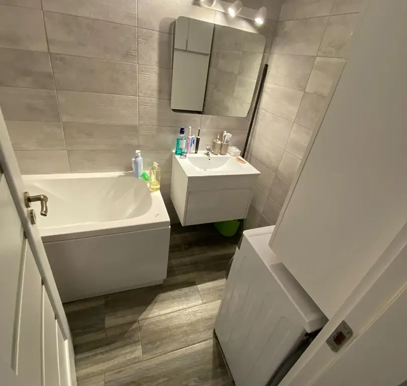 Apartament 3 camere decomandat zona Trapezului