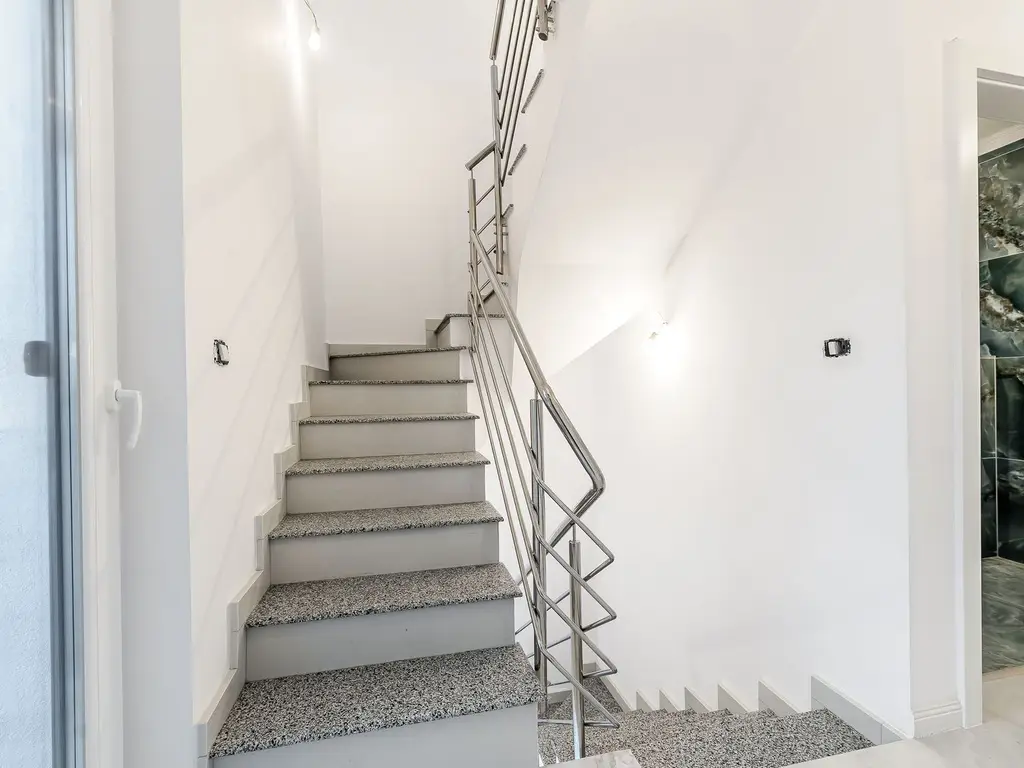 Casă nouă 2025 cu terasă rooftop – 5 camere, design modern, în Gai
