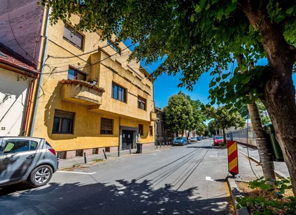 Apartament în centru cu acces auto și garaj propriu