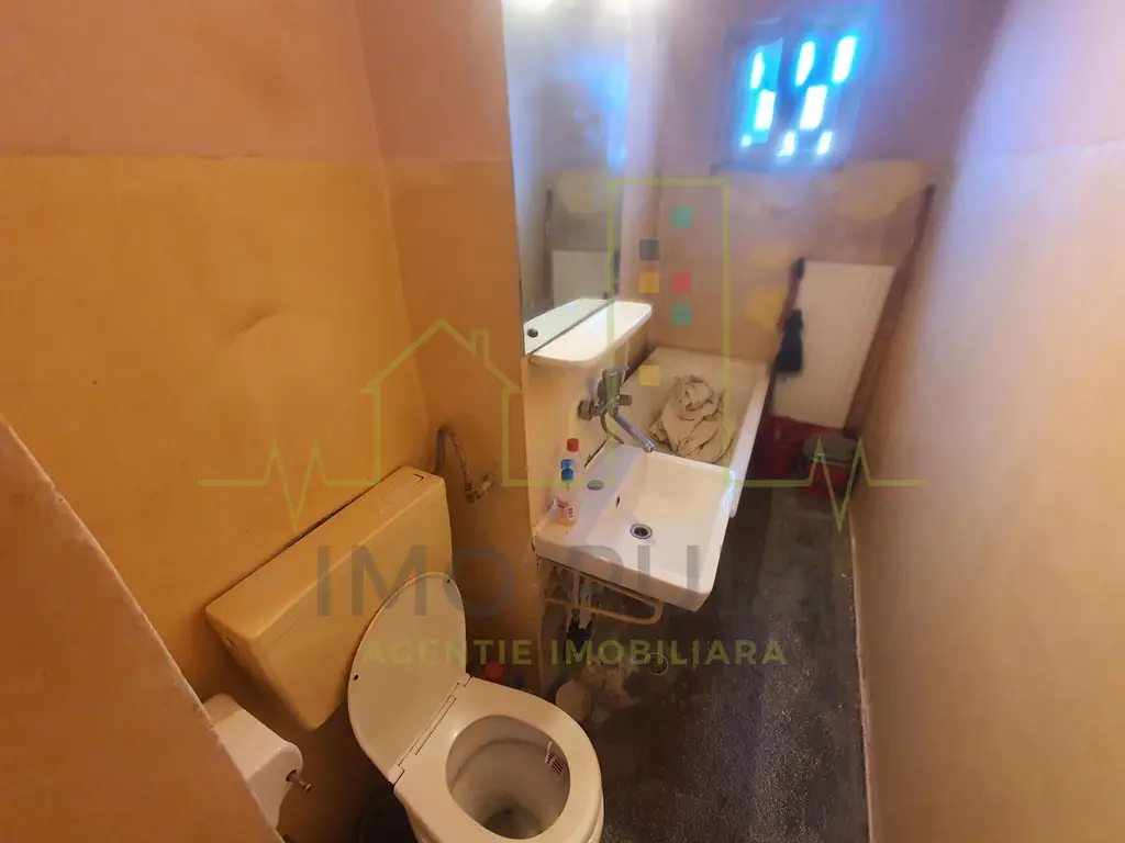 3 Camere. Etaj intermediar. Boxa. Centrala proprie. Termopane.
