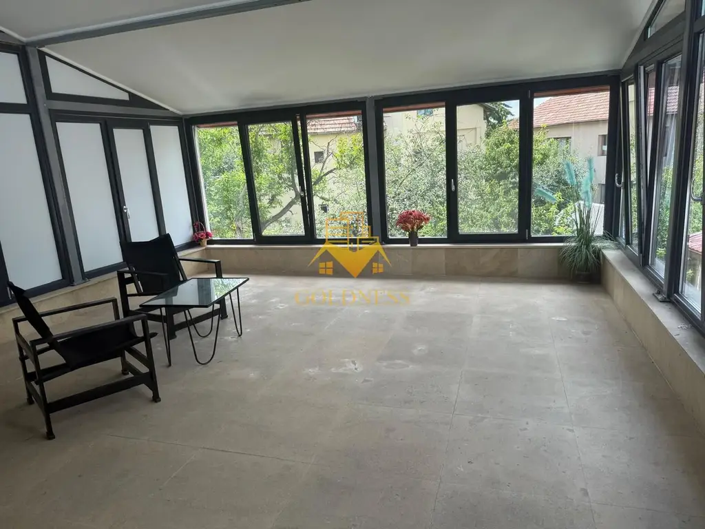 Casa individuala 5 camere zona centrala , 210 mp si garaj propriu!