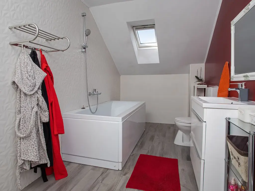 Vilă P+M, Clujului, 190 mp, teren 520 mp, singur în curte. 225 000 E