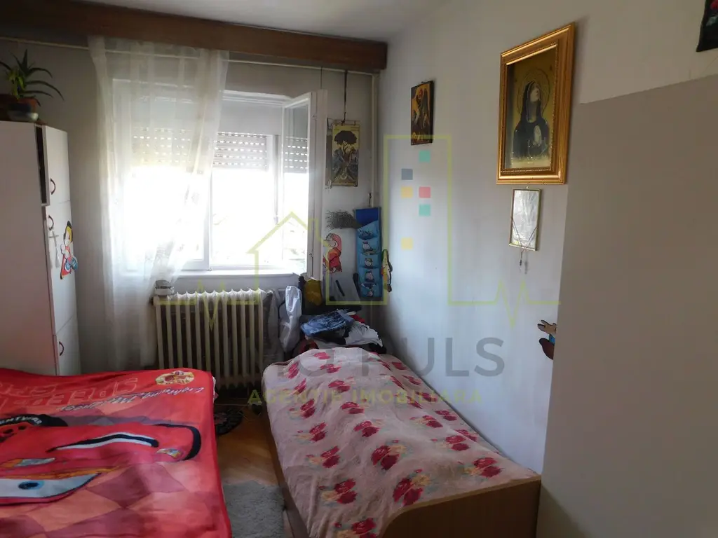 4 camere la pret de 3. Pozitie excelenta.