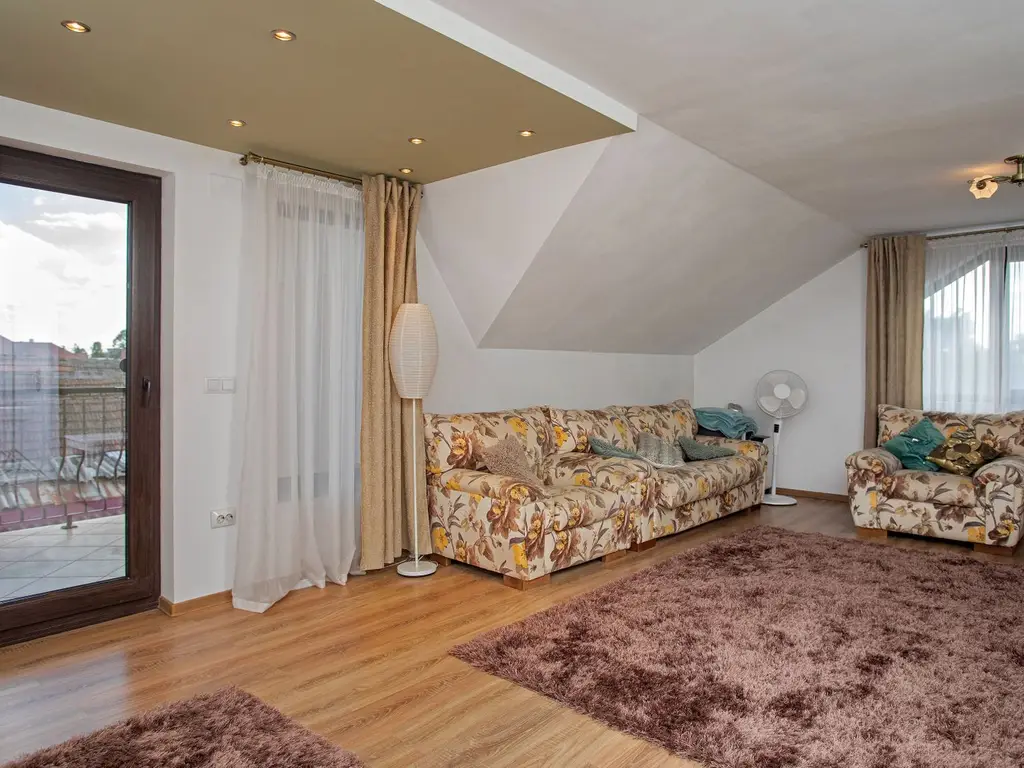 Vilă P+M, Clujului, 190 mp, teren 520 mp, singur în curte. 225 000 E