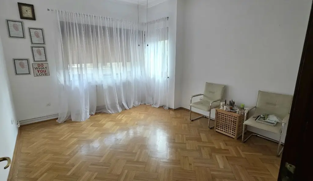 Dacia apartament 4 camere nemobilate de inchiriat