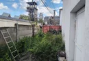 Spațiu industrial modern cu panouri fotovoltaice și acces TIR