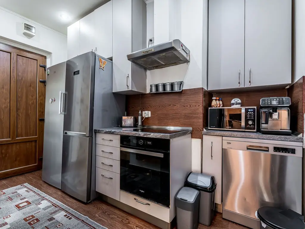 Apartament în centru cu acces auto și garaj propriu