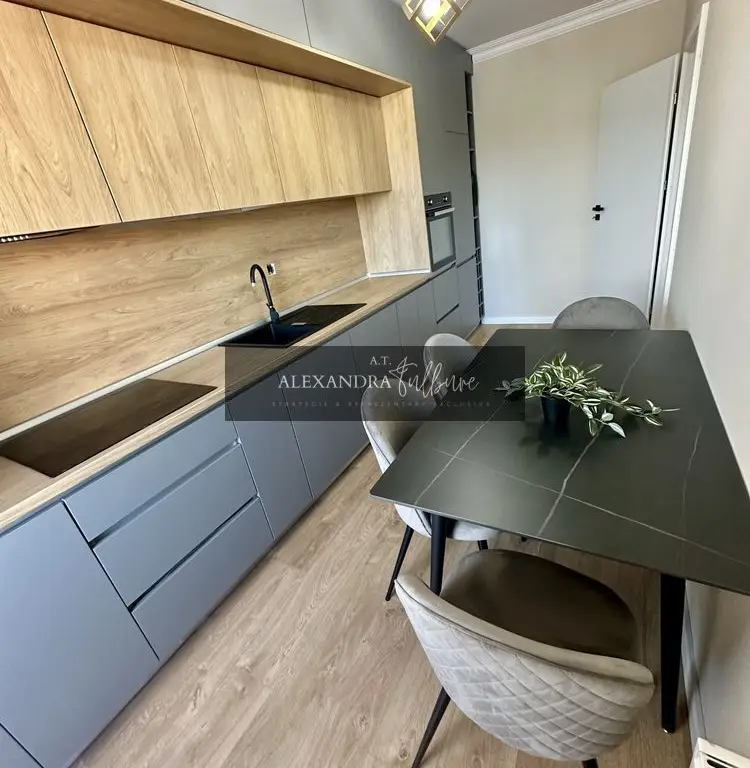 Apartament de vanzare 3 camere decomanda, balcon, parcare