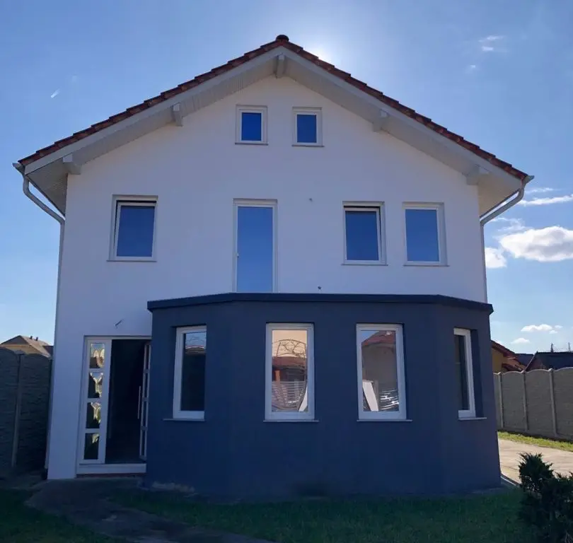 BRASADAS vinde casa în zona Micro 17 teren 9.5 ari 240mp.