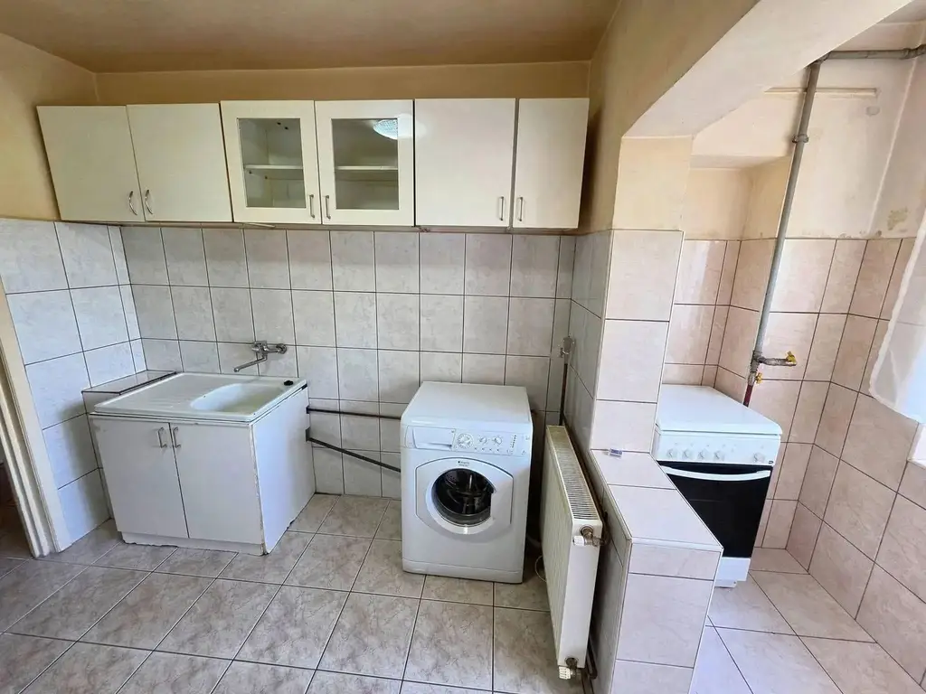 Vand apartament cu 2 camere decomandat in Calea Lipovei