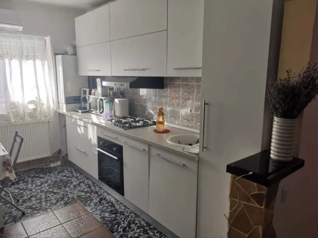 Apartament cu 2 camere decomandate Mv2 strada Mozart renovat, mobilat.