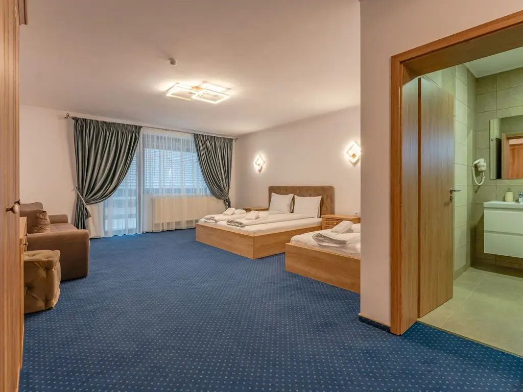 Pensiune Râșnov, 13 camere plus locuință proprietar, zonă Cetate